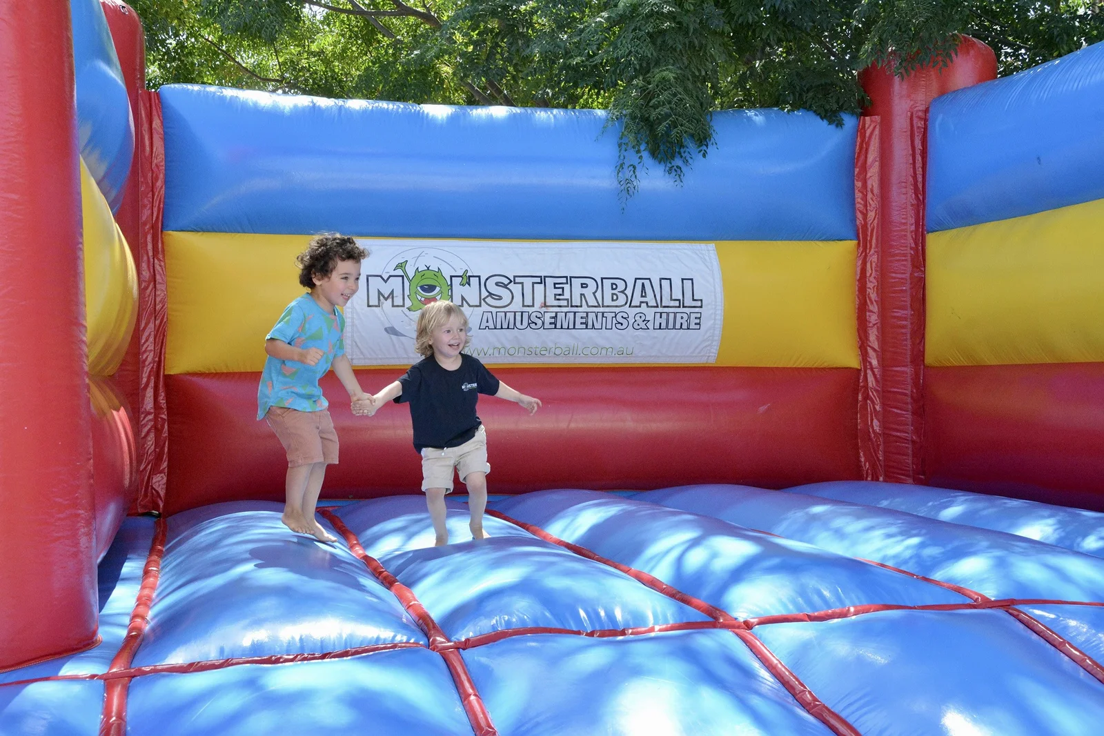 bouncy-castles-hero-bg